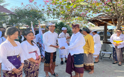Piodalan Pura Agung Saraswati STAH Dharma Sentana Dirangkaikan Pawintenan dan Pelantikan Pengurus Ormawa