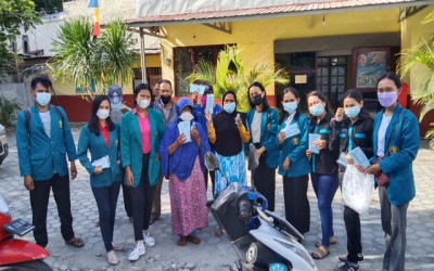 Kegiatan Pembagian Masker dan Handsanitizer Mahasiswa KKN Tahun Aajaran 2021