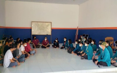 Mahasiswa STAH Dharma Sentana Kunjungi SMA UWP Wira Dharma Palu